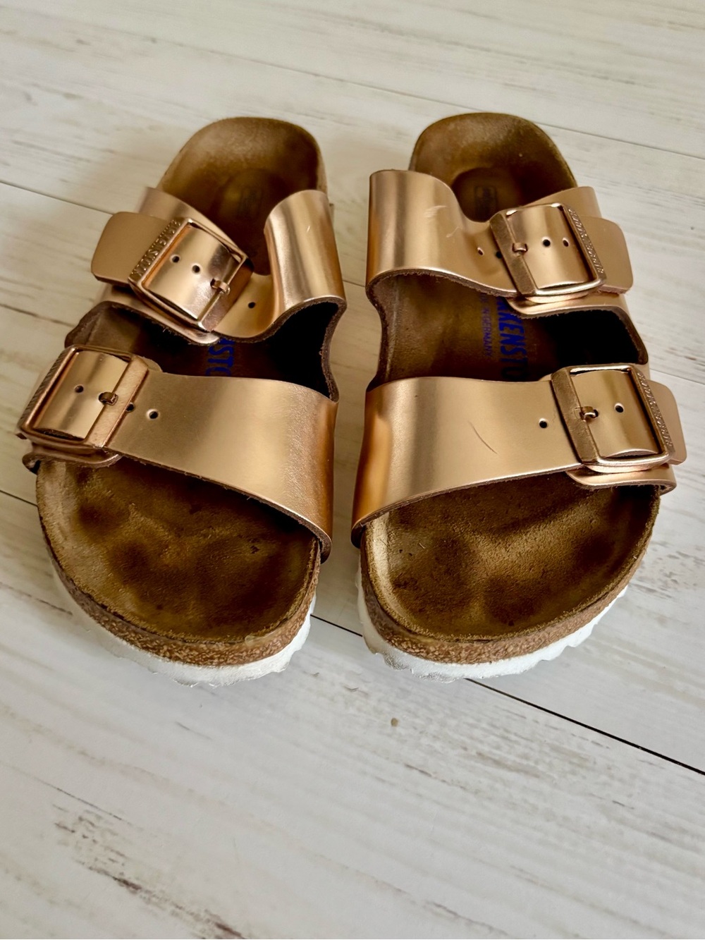 Birkenstock Women’s Arizona Leather Buckle Sandals in Metallic Copper - Picture 4 of 4